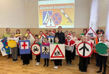 в Рославльском муниципальном округе сотрудники Госавтоинспекции провели профилактическую акцию «По правилам» для детей из МБУДО «ЦРТДиЮ» - фото - 5