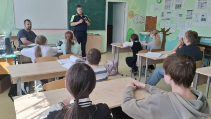 в МБОУ "Воргинская средняя школа" прошёл урок дорожной безопасности с участием Госавтоинспекции МО МВД России «Рославльский» - фото - 5